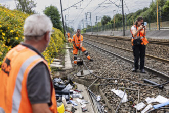 intarzieri majore si trenuri eurostar anulate dupa ce sute de metri de cabluri au fost furate pe linia de mare viteza 685c087279431