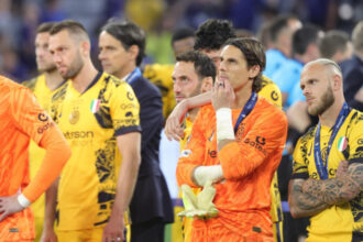 inter milano a fost asteptata la aeroport la intoarcere de un singur fan sunt singurul idiot dar tipii astia merita totusi aplauze 683d43505314e