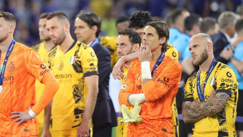 inter milano a fost asteptata la aeroport la intoarcere de un singur fan sunt singurul idiot dar tipii astia merita totusi aplauze 683d43505314e