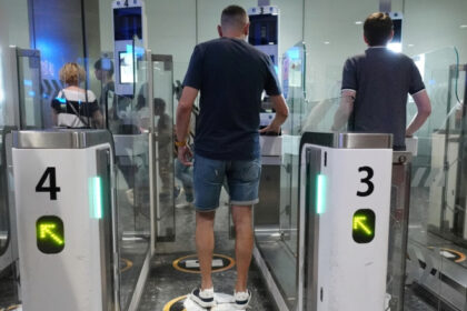 londra face eforturi pentru ca britanicii sa poata folosi portile electronice e gates cand vin in ue 68492d01a99d9