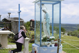 misterul fecioarei maria care plange cu lacrimi de sange langa roma cui apartine adn ul de pe statuie 6859a10bc161c