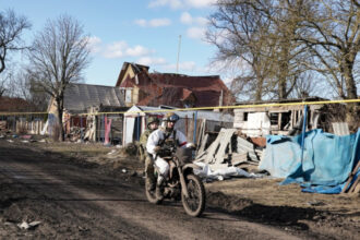 motociclistii sinucigasi ai lui putin intra in viteza in tara nimanui pentru a provoca haos tactica tot mai populara pe front 686023a523646