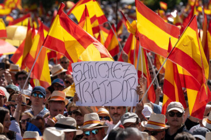 noi proteste in spania impotriva premierului pedro sanchez acuzat de coruptie zeci de mii de oameni in strada 6845ae2b20018