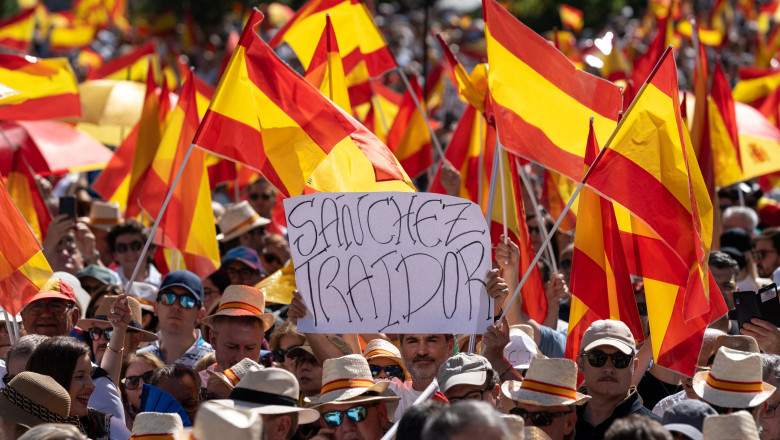 noi proteste in spania impotriva premierului pedro sanchez acuzat de coruptie zeci de mii de oameni in strada 6845ae2b20018