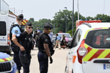 o supraveghetoare scolara a fost ucisa de un elev la un colegiu din franta macron denunta un val de violenta fara sens 684838504a764