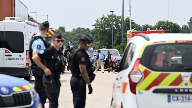 o supraveghetoare scolara a fost ucisa de un elev la un colegiu din franta macron denunta un val de violenta fara sens 684838504a764