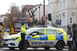 patru militanti pro palestinieni au fost arestati dupa ce au pulverizat vopsea rosie pe avioane militare britanice 685e9da0126a2