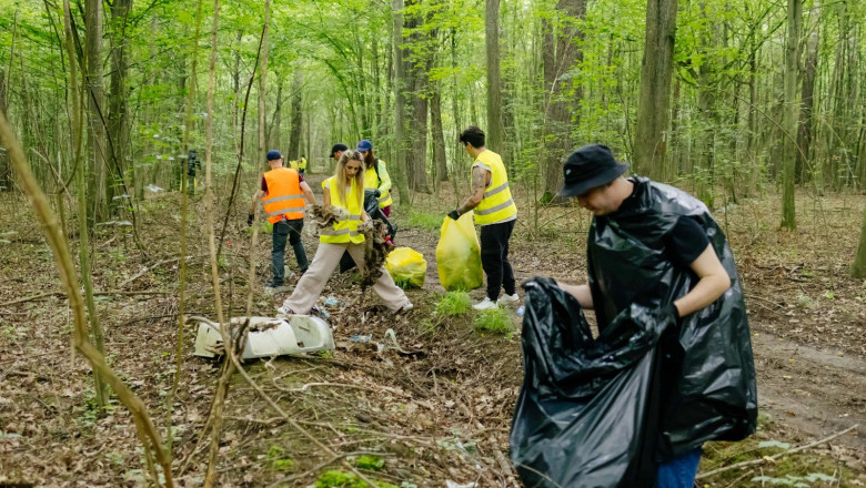 peste 15 tone de deseuri colectate in cadrul campaniei de ecologizare a bat romania in padurea plopeni judetul prahova 6862723ac55b1