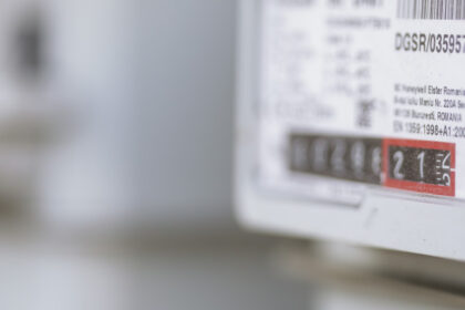 peste 4 milioane de romani vor primi lunar vouchere de 50 lei pentru plata facturilor la curent 685ec04b05941