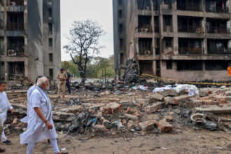 salvatorii cauta supravietuitori si resturi ale avionului air india in ahmedabad modi scena dezastrului este sfasietoare 684bd70c4fe2f