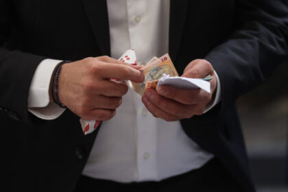 sondaj peste 77 dintre romani sunt de acord cu reducerea cheltuielilor de functionare a statului altele decat cele cu angajatii 68401e577efde