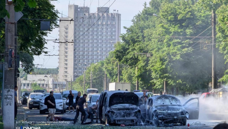 trei ucraineni au fost ucisi si alti 20 raniti dupa ce rusii au bombardat orasul sumi reactia lui volodimir zelenski 683ec7aee34f5