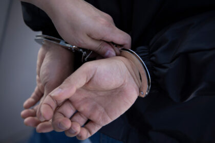 un barbat a fost condamnat la inchisoare cu executare dupa ce a lovit din reflex un jurnalist intr un tribunal din berlin 6849bd2a391cb