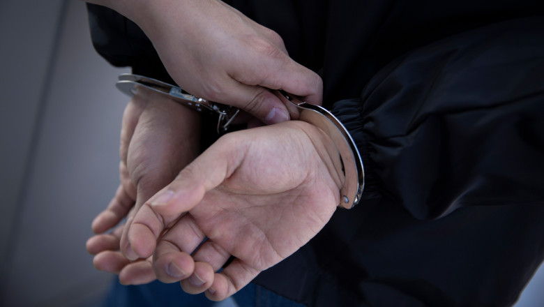 un barbat a fost condamnat la inchisoare cu executare dupa ce a lovit din reflex un jurnalist intr un tribunal din berlin 6849bd2a391cb