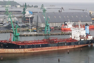 un petrolier rusesc care a stat opt ani intr un port din polonia e trimis in danemarca si taiat in bucati scoatem fierul vechi 68554da15178c