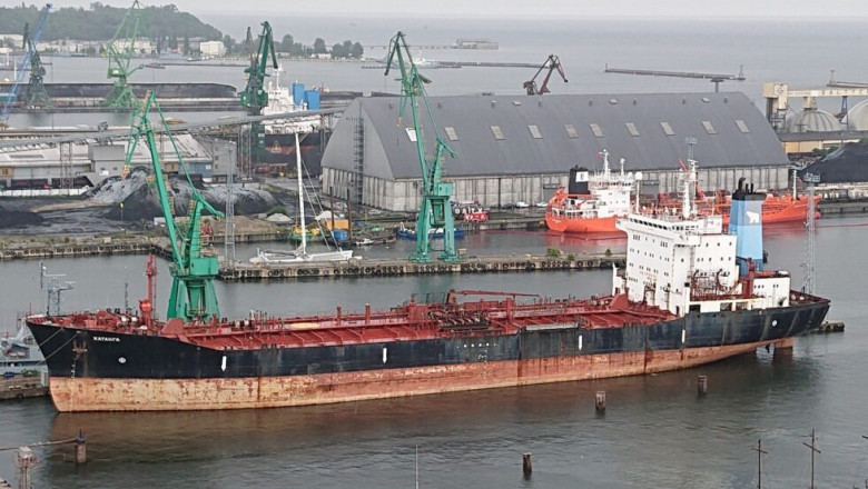 un petrolier rusesc care a stat opt ani intr un port din polonia e trimis in danemarca si taiat in bucati scoatem fierul vechi 68554da15178c