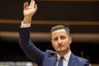 vicepresedintele parlamentului european nicu stefanuta conduce delegatia pe la budapest pride dragostea nu poate fi interzisa 685e8bce95c38