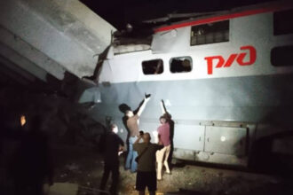 video accident in rusia un pod s a prabusit peste un tren cel putin sapte oameni au murit 683be68fa6d9d
