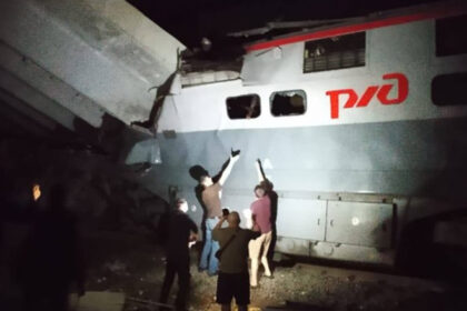 video accident in rusia un pod s a prabusit peste un tren cel putin sapte oameni au murit 683be68fa6d9d