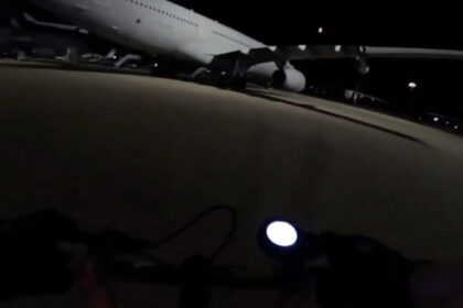 video activisti pro palestinieni au patruns in baza aeriana britanica brize norton si au stropit avioanele cu vopsea 6855318075312