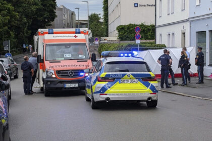 video alerta intr un oras din germania un barbat a intrat cu masina intr un grup de oameni in multime s ar fi aflat sotia si copilul lui 68447e2ea8189