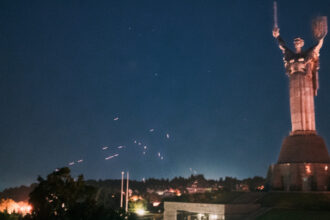 video atac rusesc de amploare cu drone si rachete asupra kievului cel putin patru morti si zeci de raniti alerte de raid in restul tarii 6842806d4bd92