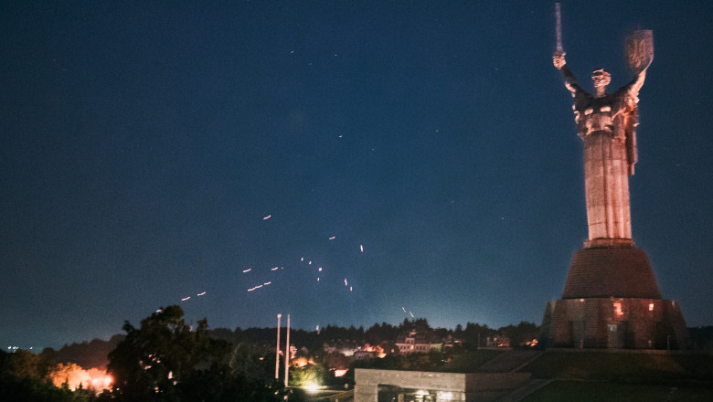 video atac rusesc de amploare cu drone si rachete asupra kievului cel putin patru morti si zeci de raniti alerte de raid in restul tarii 6842806d4bd92