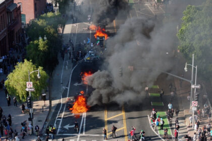 video autostrazi blocate si masini in flacari proteste uriase in los angeles trump cere arestarea protestatarilor care poarta masti 68467bf4076b1