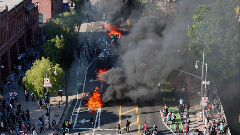 video autostrazi blocate si masini in flacari proteste uriase in los angeles trump cere arestarea protestatarilor care poarta masti 68467bf4076b1