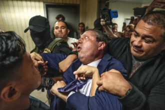 video candidat la primaria new yorkului retinut de agenti ice dupa ce a aparat un imigrant administratia trump alimenteaza frica si ura 68543f1765f01