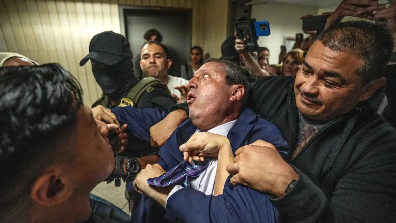 video candidat la primaria new yorkului retinut de agenti ice dupa ce a aparat un imigrant administratia trump alimenteaza frica si ura 68543f1765f01