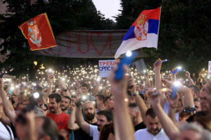 video confruntari violente la belgrad unde protestatarii au cerut alegeri anticipate presedintele sarb invoca o lovitura de stat 6860da6e4fd5a