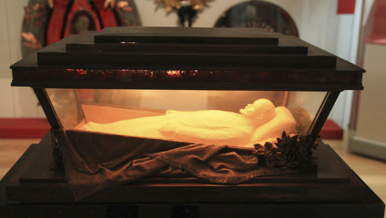 video cozi uriase la moscova pentru a vedea mumia lui lenin mausoleul se va inchide pentru doi ani 684437e013a19