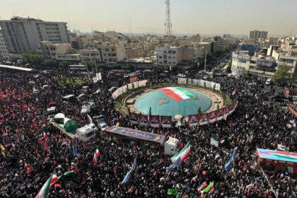 video imagini impresionante de la funeraliile de stat din iran 60 de militari si oameni de stiinta au fost ucisi in atacuri israeliene 685f96febe34d