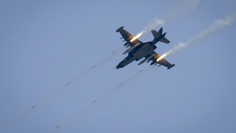 video momentul in care un avion su 25 rusesc se prabuseste in regiunea donetk cel mai probabil doborat de avionul cu care zbura in formatie 684c821eb2513