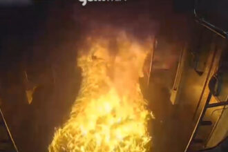 video momentul in care un barbat toarna benzina si da foc unui vagon de metrou plin de calatori in seul 685e33ed50fd1
