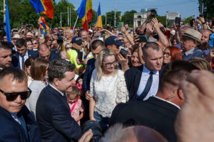 video nicusor dan baie de multime la chisinau presedintele a fost votat de peste 80 dintre basarabenii cu cetatenie romana 6848637242893