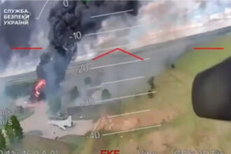 video noi imagini din operatiunea panza de paianjen momentul in care ucrainenii ataca un bombardier rusesc langa avioane deja in flacari 6844798215e7a