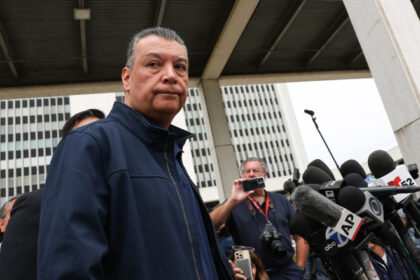 video senatorul democrat alex padilla a fost scos cu forta din incapere si incatusat in timpul unei conferinte sustinute de kristi noem 684ba38ac5dc6