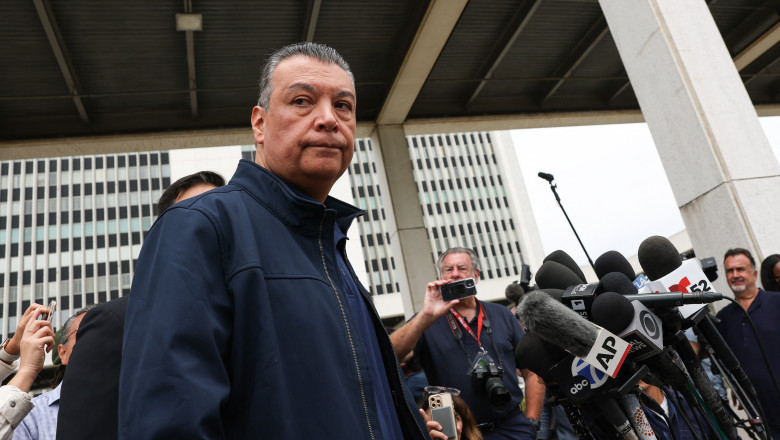 video senatorul democrat alex padilla a fost scos cu forta din incapere si incatusat in timpul unei conferinte sustinute de kristi noem 684ba38ac5dc6