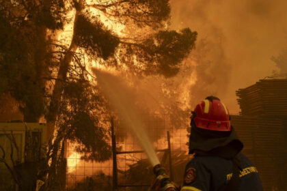 video stare de urgenta pe insula greceasca chios din cauza incendiilor de vegetatie localitati evacuate peste 350 de pompieri mobilizati 6859c0dd73089