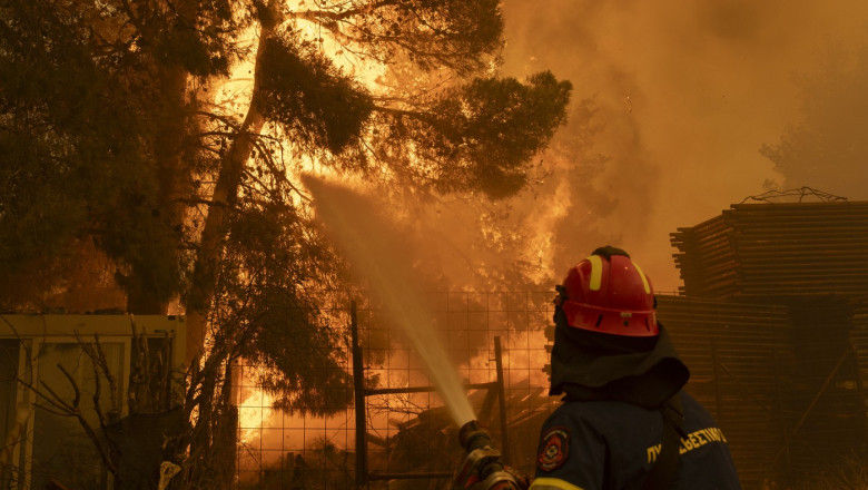 video stare de urgenta pe insula greceasca chios din cauza incendiilor de vegetatie localitati evacuate peste 350 de pompieri mobilizati 6859c0dd73089