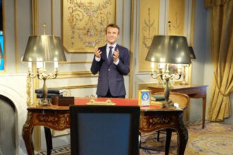video statuia de ceara a lui emmanuel macron a fost furata de la muzeul grevin si depusa in fata ambasadei rusiei din paris 683dbdab27334