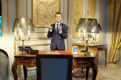 video statuia de ceara a lui emmanuel macron a fost furata de la muzeul grevin si depusa in fata ambasadei rusiei din paris 683dbdab27334