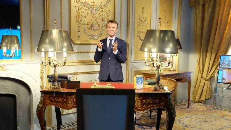 video statuia de ceara a lui emmanuel macron a fost furata de la muzeul grevin si depusa in fata ambasadei rusiei din paris 683dbdab27334