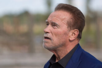 video va vorbeste arnold schwarzenegger surpriza pentru calatorii din metroul vienez de la terminator 683fd791d00e2