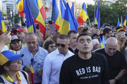 videofoto cateva sute de persoane si george simion au protestat in piata victoriei impotriva austeritatii manifestatii aur si in alte orase 68584f76052b6