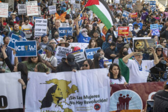 videofoto gaze lacrimogene si grenade sonore folosite de politie in centrul los angeles la proteste impotriva raidurilor anti imigratie 6843ee097b15e