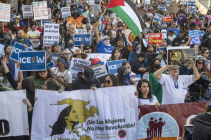 videofoto gaze lacrimogene si grenade sonore folosite de politie in centrul los angeles la proteste impotriva raidurilor anti imigratie 6843ee097b15e