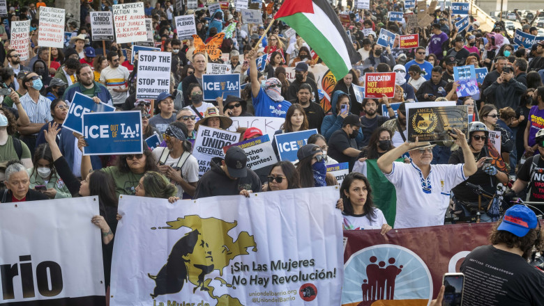 videofoto gaze lacrimogene si grenade sonore folosite de politie in centrul los angeles la proteste impotriva raidurilor anti imigratie 6843ee097b15e